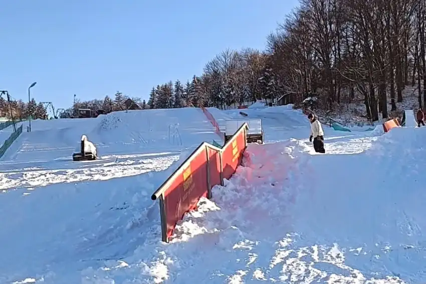 Massive Snowpark Hermsdorf/Ost-Erzgebirge: Down-Flat-Down Rail - 20.02.2026